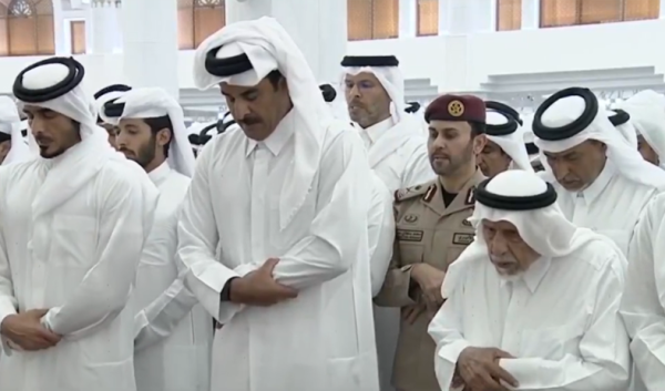 قطر تودع الأمير الوالد الشيخ حمد بن خليفة وأميرها يؤدي صلاة الجنازة على الفقيد قطر تودع الأمير الوالد الشيخ حمد بن خليفة وأميرها يؤدي صلاة الجنازة على الفقيد