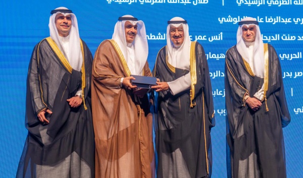 رئيس الوزراء يكر م رئيس نادي الرماية الكويتي دعيج العتيبي رئيس الوزراء يكر م رئيس نادي الرماية الكويتي دعيج العتيبي