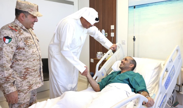 وزير الدفاع يزور مصابي القوة البرية جراء العدوان الإيراني الآثم