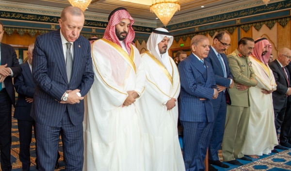 ولي العهد السعودي والرئيس التركي ورئيس وزراء باكستان يؤدون صلاة الجمعة في المسجد الحرام