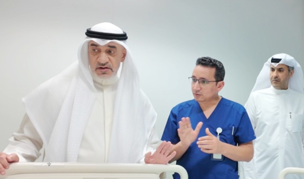 النائب الأول يزور الطفلين المصابين بالطعن على يد والدتهما في مستشفى العدان النائب الأول يزور الطفلين المصابين بالطعن على يد والدتهما في مستشفى العدان