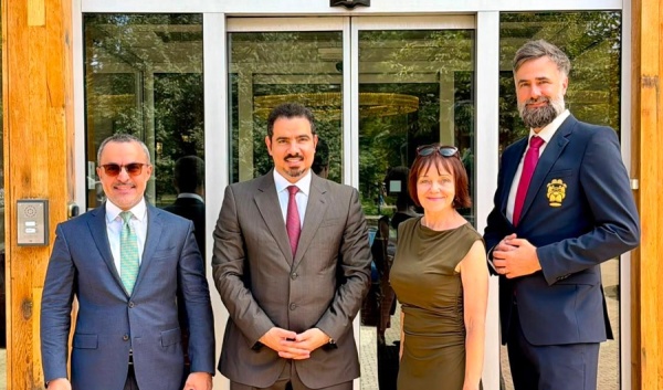 سفيرنا لدى التشيك يؤكد أهمية لقاءاته مع مسؤوليها لخدمة المواطنين الكويتيين سفيرنا لدى التشيك يؤكد أهمية لقاءاته مع مسؤوليها لخدمة المواطنين الكويتيين