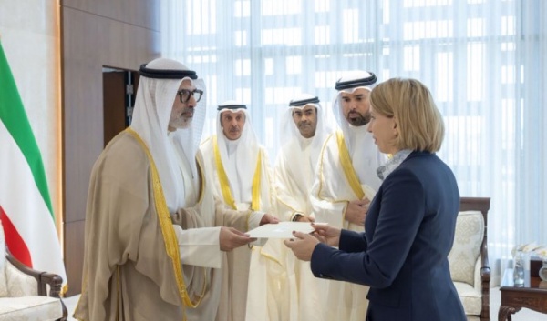 وزير الخارجية يتسل م نسخة من أوراق اعتماد سفيرة أستراليا لدى البلاد وزير الخارجية يتسل م نسخة من أوراق اعتماد سفيرة أستراليا لدى البلاد