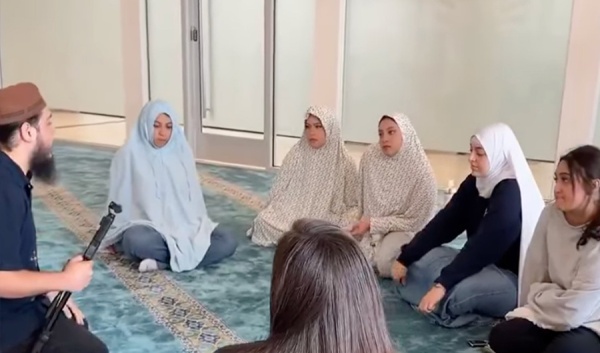 جدل في كاليفورنيا بسبب الحجاب أولياء أمور يقاضون مدرسة نظمت رحلة لطلابها إلى مسجد