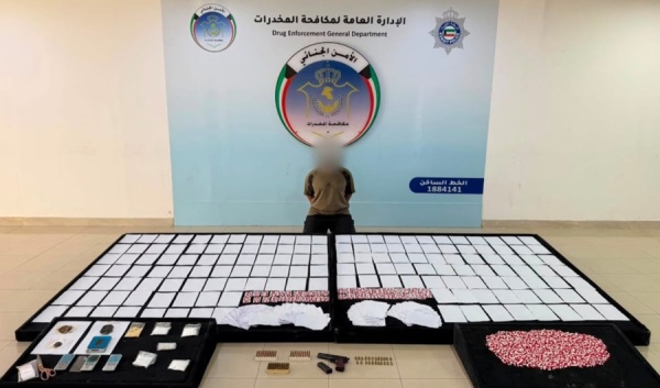 المكافحة تضبط مواطنا بتهمة حيازة مواد مخدرة وسلاح ناري داخل أحد الإسطبلات