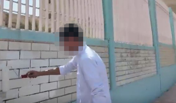 بتوجيهات الشيخ فهد اليوسف الداخلية تضبط شخصا كتب على جدار مدرسة بتوجيهات الشيخ فهد اليوسف الداخلية تضبط شخصا كتب على جدار مدرسة