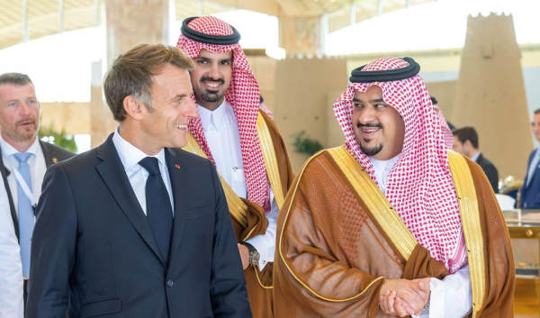 الرئيس الفرنسي يصل إلى الرياض الرئيس الفرنسي يصل إلى الرياض