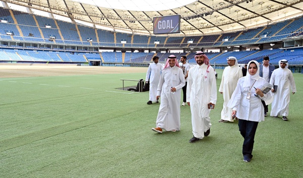 وفد الاتحاد السعودي يتفقد منشآت السوبر في الكويت