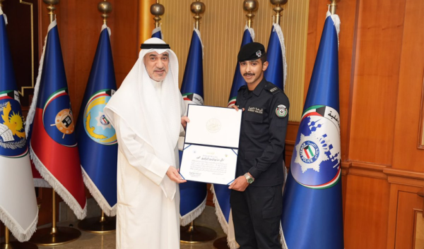 النائب الأول يكرم عسكريين من الإدارة العامة للمرور لتفانيهما في أداء الواجب النائب الأول يكرم عسكريين من الإدارة العامة للمرور لتفانيهما في أداء الواجب