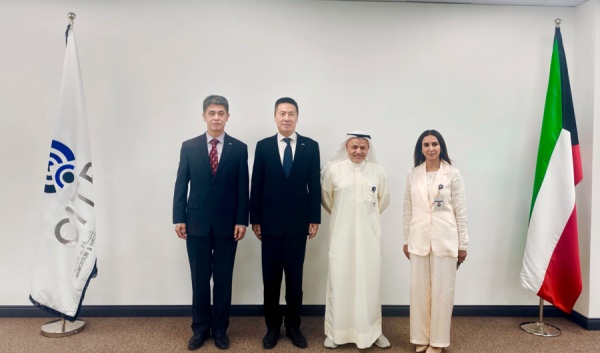 رئيس هيئة الاتصالات يبحث مع السفير الصيني تعزيز التعاون بمجالات الاتصالات وتقنية المعلومات رئيس هيئة الاتصالات يبحث مع السفير الصيني تعزيز التعاون بمجالات الاتصالات وتقنية المعلومات