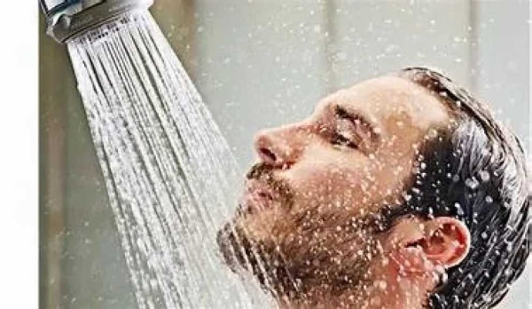 الماء البارد أم الفاتر أفضل طريقة للاستحمام عند الإصابة بالحمى وما الذي ينصح به الأطباء الماء البارد أم الفاتر أفضل طريقة للاستحمام عند الإصابة بالحمى وما الذي ينصح به الأطباء