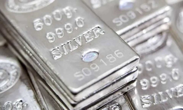 المعدن الأبيض يتراجع انخفاض أسعار الفضة في مصر بضغط من البورصة العالمية المعدن الأبيض يتراجع انخفاض أسعار الفضة في مصر بضغط من البورصة العالمية