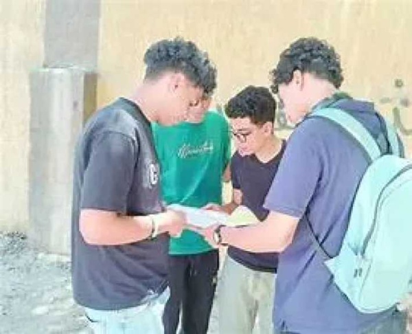 طلاب الثانوية يراجعون الفيزياء والتاريخ قبل الامتحان وسط دعم أولياء الأمور طلاب الثانوية يراجعون الفيزياء والتاريخ قبل الامتحان وسط دعم أولياء الأمور