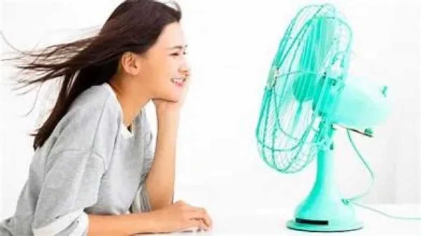 النوم مع المروحة في الصيف كيف تستمتع بالهواء البارد دون أن تؤذي جسمك