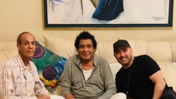 محمد منير يطمئن جمهوره بعد أنباء تعرضه لوعكة صحية محمد منير يطمئن جمهوره بعد أنباء تعرضه لوعكة صحية