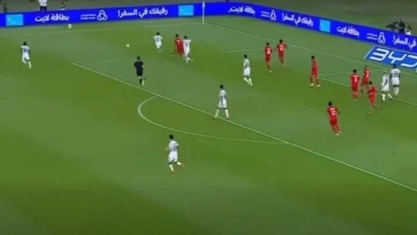 الإمارات تتقدم على عمان بهدف في الشوط الأول بنصف نهائي خليجي 27