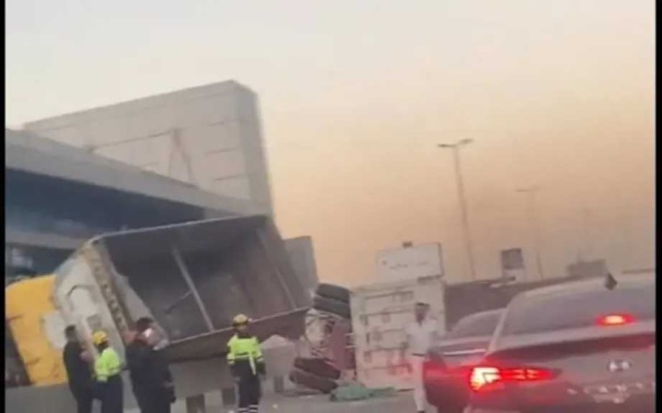 حادث مروري بالطريق الدائري انقلاب سيارة نقل بمحطة الأتوبيس الترددي حادث مروري بالطريق الدائري انقلاب سيارة نقل بمحطة الأتوبيس الترددي