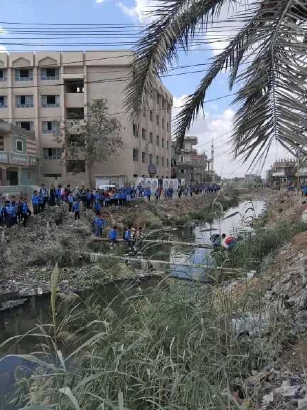 استغاثة عاجلة من أهالي الصفاصيف بالبحيرة طلاب معهد الشهيد محمد فوزي الحوفي يعبرون فوق ماسورة صرف وكابل كهرباء استغاثة عاجلة من أهالي الصفاصيف بالبحيرة طلاب معهد الشهيد محمد فوزي الحوفي يعبرون فوق ماسورة صرف وكابل كهرباء