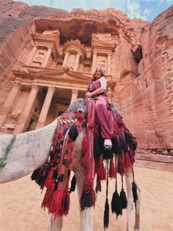 نسرين طافش تخطف الأنظار بإطلالة حمراء من قلب البتراء بالأردن صور نسرين طافش تخطف الأنظار بإطلالة حمراء من قلب البتراء بالأردن صور