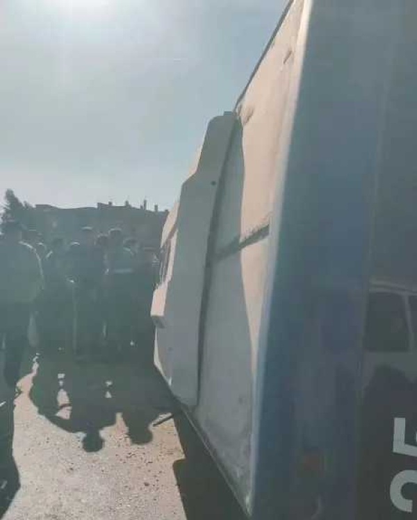 إصابة سائق في انقلاب حافلة مدرسية على طريق المنصورة شربين بالدقهلية إصابة سائق في انقلاب حافلة مدرسية على طريق المنصورة شربين بالدقهلية