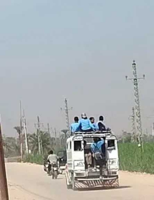 صورة تثير الجدل جنوب الأقصر طلاب يعتلون سطح سيارة أثناء عودتهم من المدرسة بين الضمان ومحطة أرمنت صورة تثير الجدل جنوب الأقصر طلاب يعتلون سطح سيارة أثناء عودتهم من المدرسة بين الضمان ومحطة أرمنت
