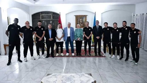 بعثة الزمالك تلبي دعوة سفيرة مصر في رواندا ودرع النادي وقميص الفريق هدايا تذكارية