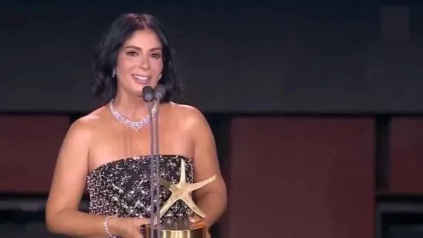 رانيا يوسف توجه رسالة مؤثرة إلى منى زكي بعد تكريمها مثال وقدوة لكل ست
