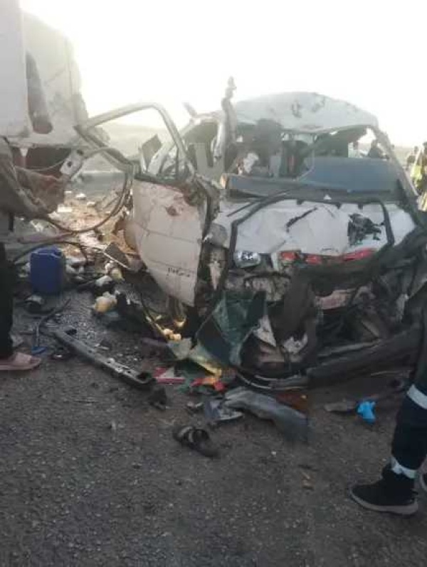 رفع حطام حادث الطريق الأوسطي بأكتوبر 20 سيارة إسعاف تنقل المصابين بعد مصرع 9 أشخاص وإصابة 22 رفع حطام حادث الطريق الأوسطي بأكتوبر 20 سيارة إسعاف تنقل المصابين بعد مصرع 9 أشخاص وإصابة 22