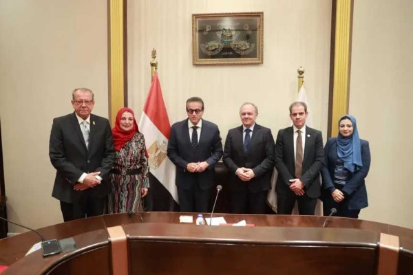 وزير الصحة يبحث التعاون مع الاتحاد الدولي لأمراض النساء والتوليد figo لتوفير حياة صحية آمنة للمرأة المصرية