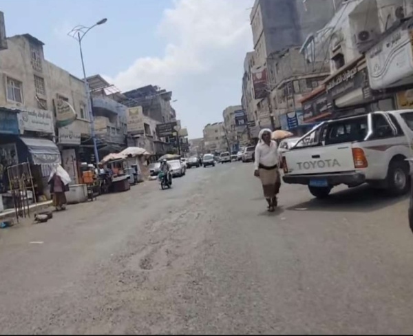 شلل في شوارع تعز المحتلة مع تفاقم أزمة البنزين وارتفاع سعر الدبة إلى 45 ألف ريال شلل في شوارع تعز المحتلة مع تفاقم أزمة البنزين وارتفاع سعر الدبة إلى 45 ألف ريال