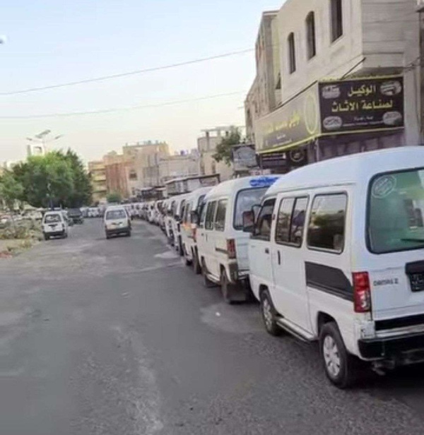 أزمة غاز خانقة تضرب مدينة تعز وطوابير تمتد لكيلومترين أزمة غاز خانقة تضرب مدينة تعز وطوابير تمتد لكيلومترين