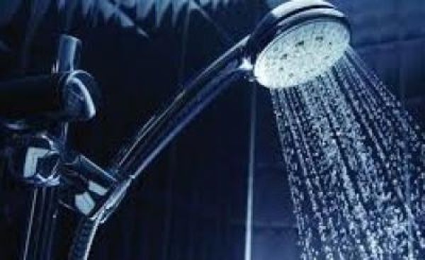 التوقيت المثالي للاستحمام في الصباح أم قبل النوم