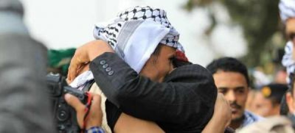 عناق الحرية خبر محزن من صنعاء لأهالي الأسرى عناق الحرية خبر محزن من صنعاء لأهالي الأسرى