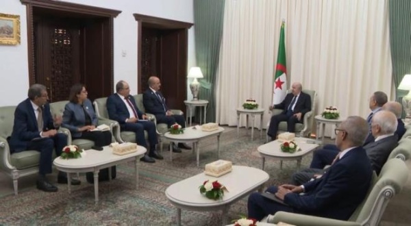 الرئيس الجزائري يستقبل وزير الشؤون الخارجية بمناسبة انعقاد اللجنة المشتركة الجزائرية التونسية الرئيس الجزائري يستقبل وزير الشؤون الخارجية بمناسبة انعقاد اللجنة المشتركة الجزائرية التونسية