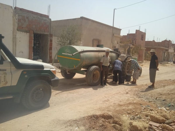 مدنين الجيش الوطني وخواص يزودون مناطق بمياه الشرب مدنين الجيش الوطني وخواص يزودون مناطق بمياه الشرب