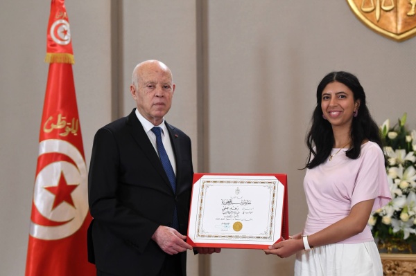 رغد عشي ابنة جندوبة تتصدر وطنيا بكالوريا آداب وتتو ج بجائزة رئيس الجمهورية رغد عشي ابنة جندوبة تتصدر وطنيا بكالوريا آداب وتتو ج بجائزة رئيس الجمهورية