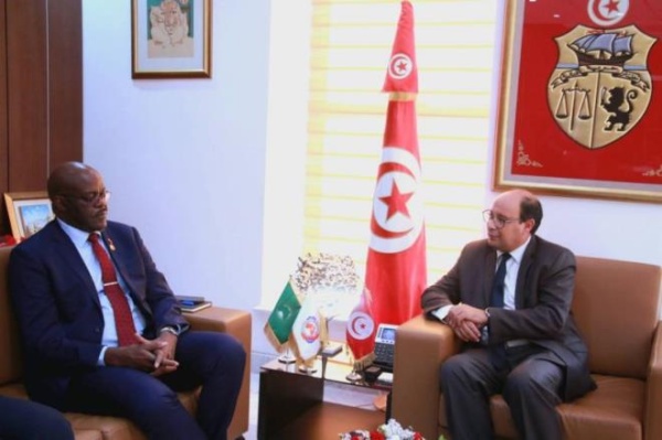 وزير تكنولوجيات الاتصال يبحث مع الأمين العام للاتحاد الإفريقي للبريد سبل تعزيز التعاون والشراكة وزير تكنولوجيات الاتصال يبحث مع الأمين العام للاتحاد الإفريقي للبريد سبل تعزيز التعاون والشراكة