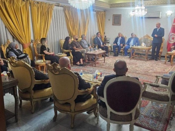 وزير الخارجية يستمع إلى مشاغل أفراد الجالية التونسية والكفاءات المقيمة بالعراق وزير الخارجية يستمع إلى مشاغل أفراد الجالية التونسية والكفاءات المقيمة بالعراق