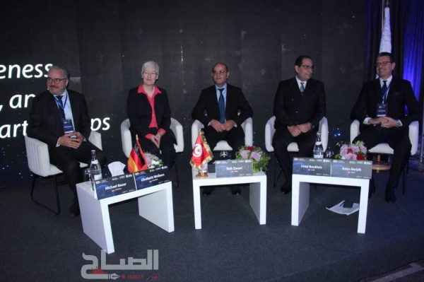 وزير الصناعة يستعرض المحاور الأساسية للرؤية الوطنية لتطوير القطاع الصناعي وزير الصناعة يستعرض المحاور الأساسية للرؤية الوطنية لتطوير القطاع الصناعي