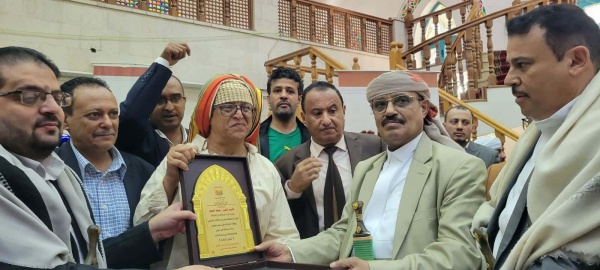 الفريق السامعي ووزارة الثقافة يكرمون الأديب محمد القعود في ختام مهرجان البردوني الأول الفريق السامعي ووزارة الثقافة يكرمون الأديب محمد القعود في ختام مهرجان البردوني الأول