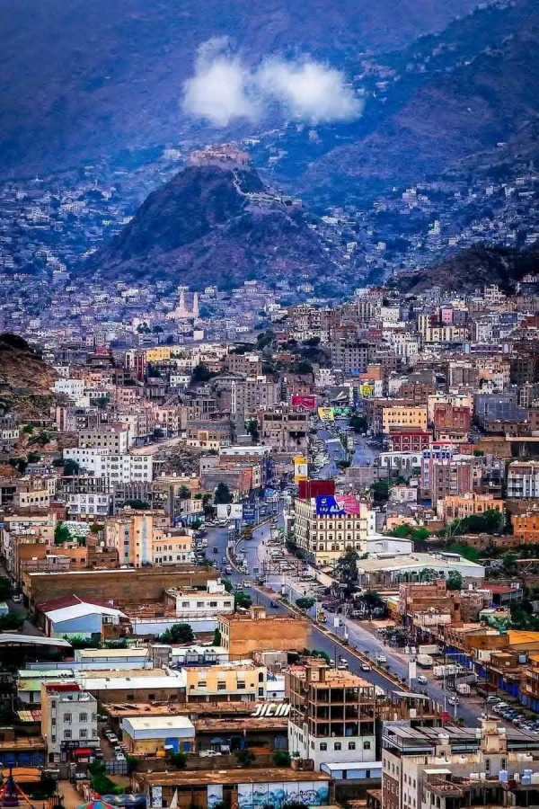 مدينة تعز أزمة تموينية وأسعار جنونية وسط أنباء عن مفاوضات لتجنيب المدينة المواجهات المسلحة مدينة تعز أزمة تموينية وأسعار جنونية وسط أنباء عن مفاوضات لتجنيب المدينة المواجهات المسلحة