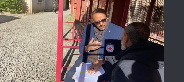 الصليب الأحمر يعلن الإفراج عن أكثر من 150 محتجز ا في صنعاء بمبادرة أحادية الجانب الصليب الأحمر يعلن الإفراج عن أكثر من 150 محتجز ا في صنعاء بمبادرة أحادية الجانب