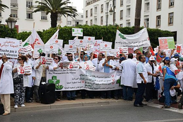 صيادلة المغرب يرفضون مشروع مراجعة أسعار الأدوية ويتهمون وزارة الصحة بإفراغ الحوار من مضمونه صيادلة المغرب يرفضون مشروع مراجعة أسعار الأدوية ويتهمون وزارة الصحة بإفراغ الحوار من مضمونه