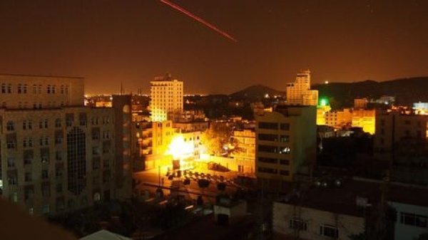 التحالف في اليمن يتبنى قصف الحديدة ويحذر الحوثيين من هذا الأمر التحالف في اليمن يتبنى قصف الحديدة ويحذر الحوثيين من هذا الأمر