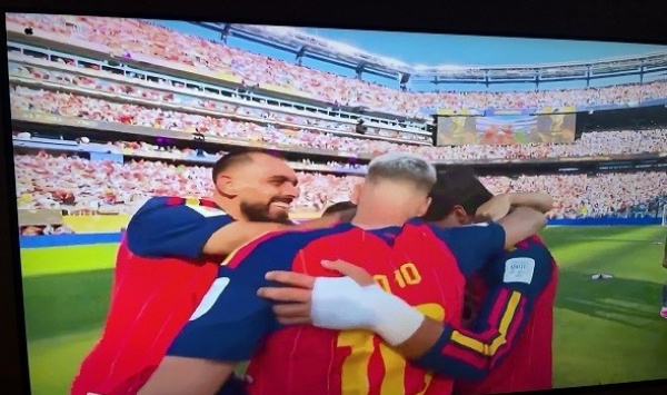 الملك فيليبي السادس يهنئ منتخب إسبانيا في القصر الملكي بعد التتويج بلقب كأس العالم 2026 الملك فيليبي السادس يهنئ منتخب إسبانيا في القصر الملكي بعد التتويج بلقب كأس العالم 2026