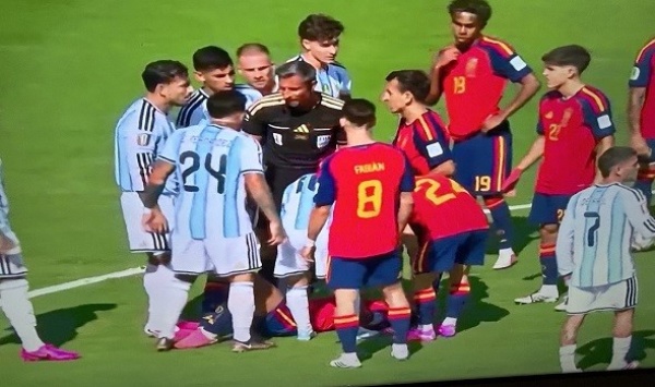 إسبانيا والأرجنتين إلى الأشواط الإضافية بعد التعادل السلبي وطرد إنزو فرنانديز إسبانيا والأرجنتين إلى الأشواط الإضافية بعد التعادل السلبي وطرد إنزو فرنانديز