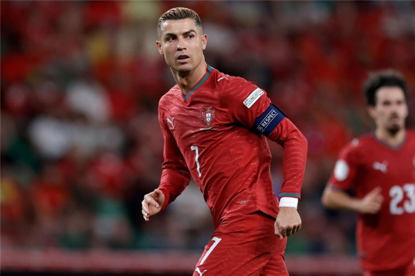 قلة احترام أسباب غضب كريستيانو رونالدو ومغادرته معسكر منتخب البرتغال