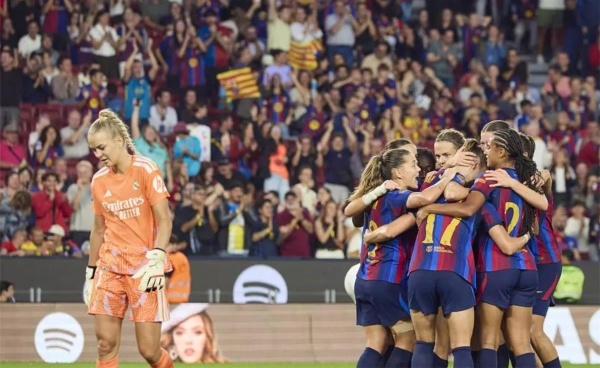 قبل كلاسيكو الرجال نساء برشلونة يكتسحن ريال مدريد بسباعية في الدوري الإسباني قبل كلاسيكو الرجال نساء برشلونة يكتسحن ريال مدريد بسباعية في الدوري الإسباني