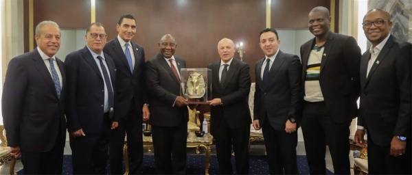 أبو ريدة يكرم رئيس جنوب إفريقيا في ودية منتخب مصر مع البافانا بافانا أبو ريدة يكرم رئيس جنوب إفريقيا في ودية منتخب مصر مع البافانا بافانا