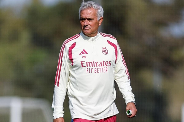 مورينيو يفقد السيطرة مشاجرة جديدة بين ثنائي ريال مدريد مورينيو يفقد السيطرة مشاجرة جديدة بين ثنائي ريال مدريد